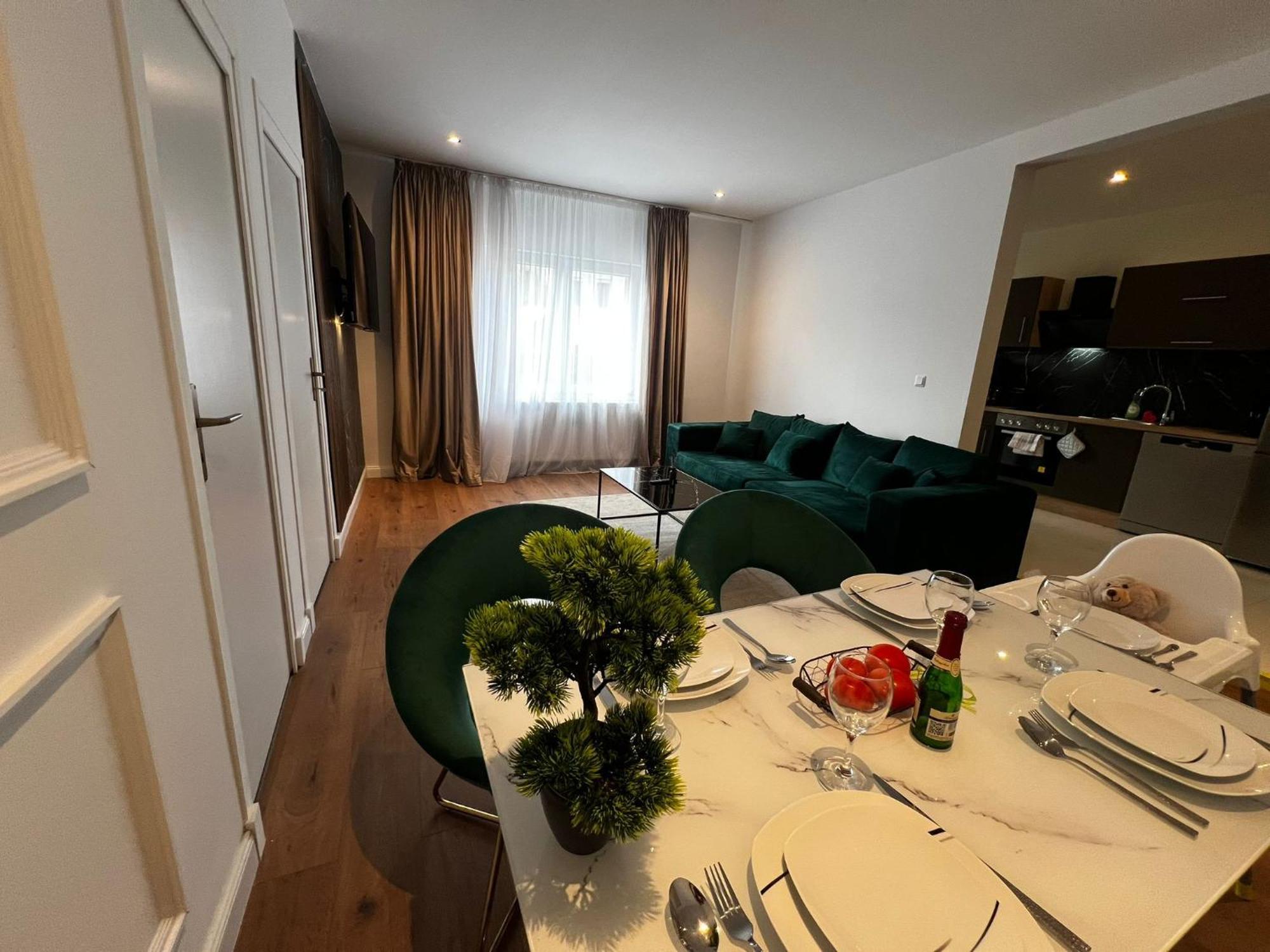105 Quadratmeter Apartment, Parkplatz, Kinderfreundlich, 6 Personen, Wifi, Vollausgestattete Kueche, Crimmitschau Buitenkant foto