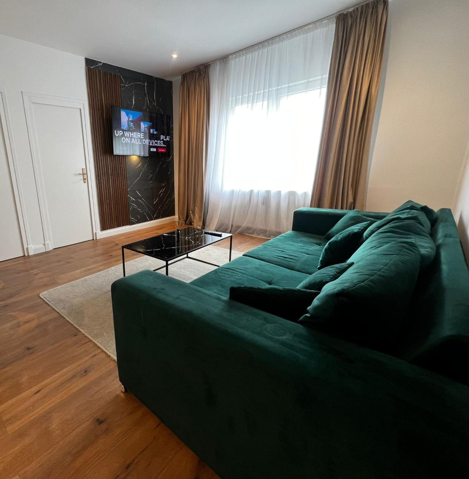 105 Quadratmeter Apartment, Parkplatz, Kinderfreundlich, 6 Personen, Wifi, Vollausgestattete Kueche, Crimmitschau Buitenkant foto