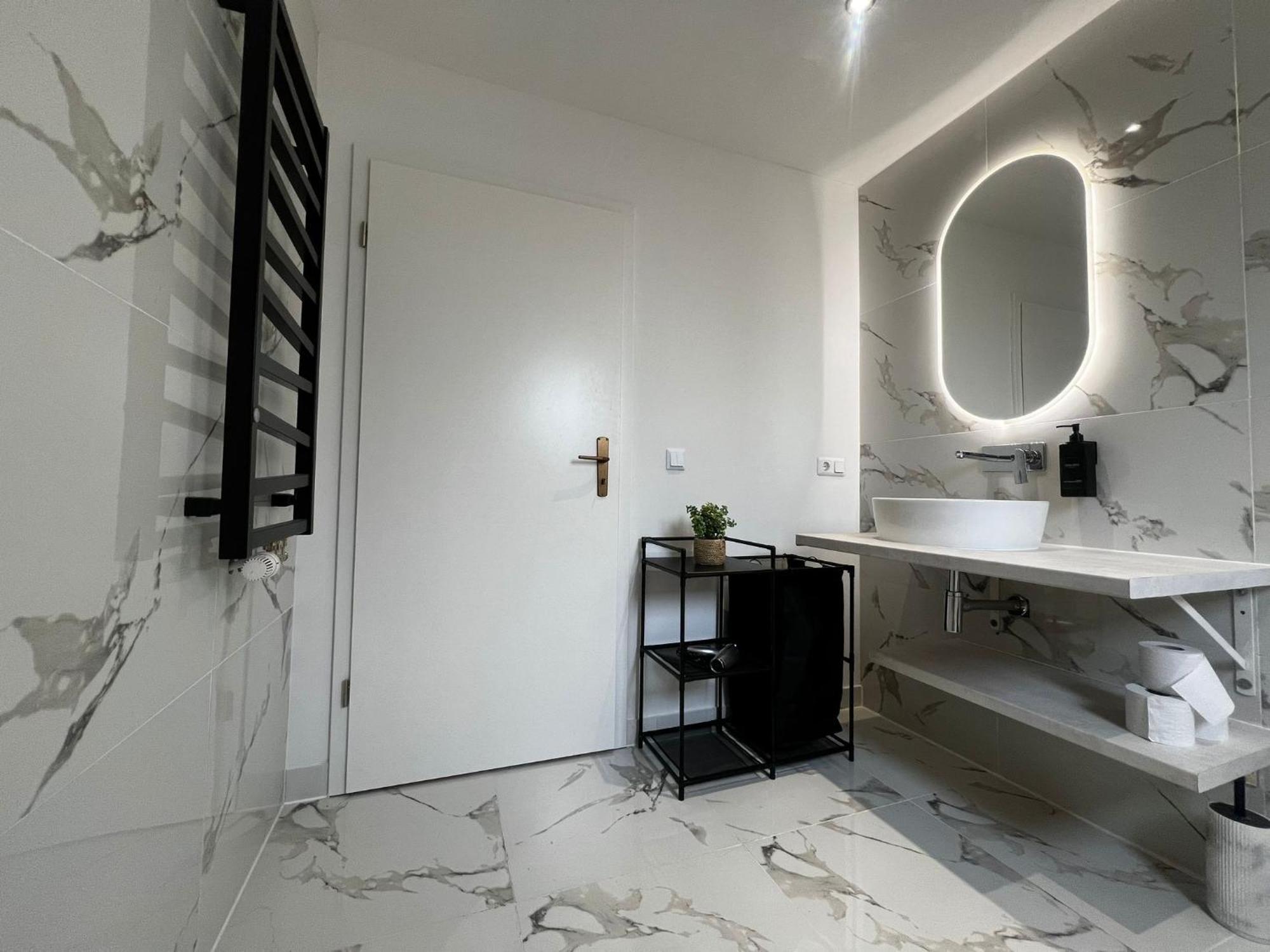 105 Quadratmeter Apartment, Parkplatz, Kinderfreundlich, 6 Personen, Wifi, Vollausgestattete Kueche, Crimmitschau Buitenkant foto